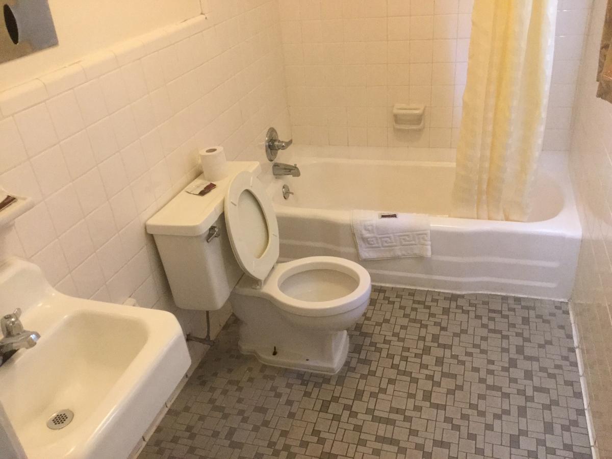 Budget Inn Лъмбъртън Екстериор снимка